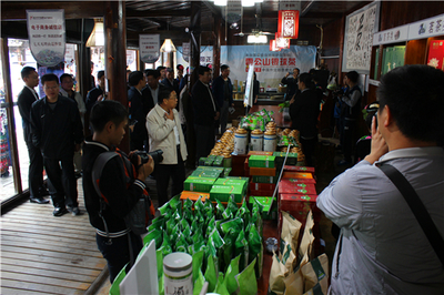 李飛躍走進西江苗寨特產旗艦店，推動互聯網銷售工藝品發展